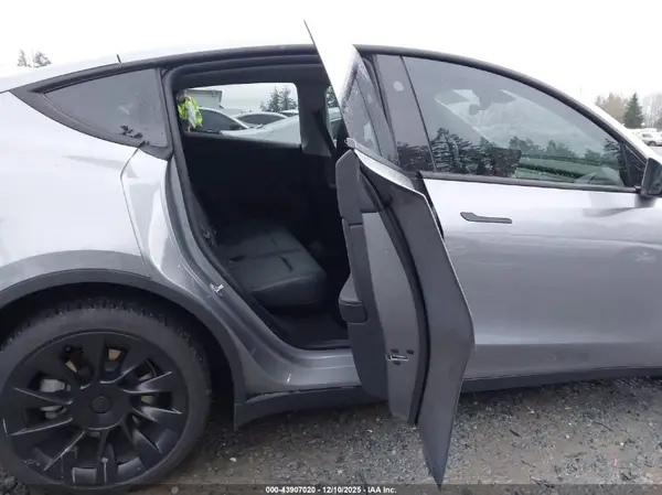 7SAYGDEE8RA295695 2024 TESLA MODEL Y - Image 8
