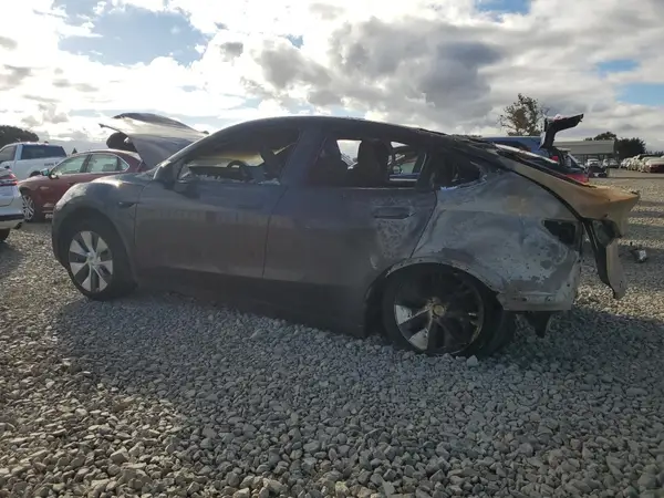 7SAYGDEE8RF013560 2024 TESLA MODEL Y - Image 2