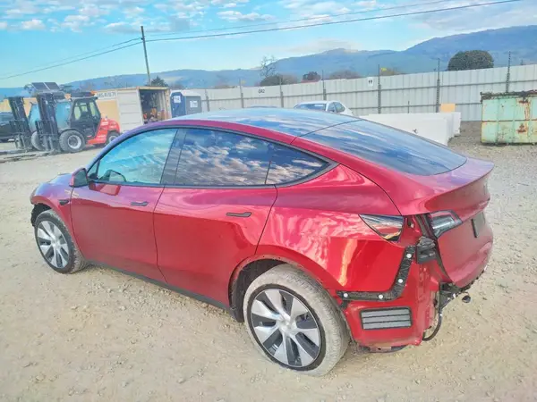 7SAYGDEE8RF031427 2024 TESLA MODEL Y - Image 2