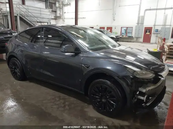 7SAYGDEE8RF072835 2024 TESLA MODEL Y - Image 1