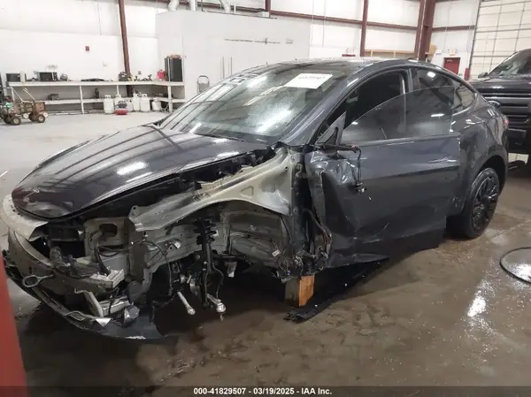 7SAYGDEE8RF072835 2024 TESLA MODEL Y - Image 2