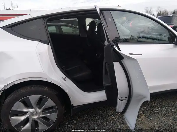 7SAYGDEE8RF078148 2024 TESLA MODEL Y - Image 8