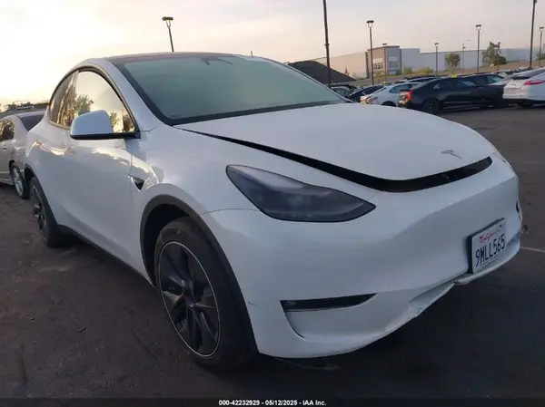 7SAYGDEE8RF081633 2024 TESLA MODEL Y - Image 1