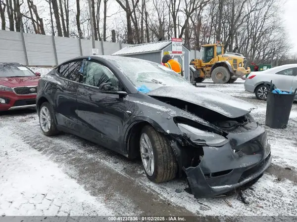 7SAYGDEE8RF084001 2024 TESLA MODEL Y - Image 1