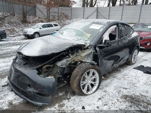 7SAYGDEE8RF084001 2024 TESLA MODEL Y - Image 2