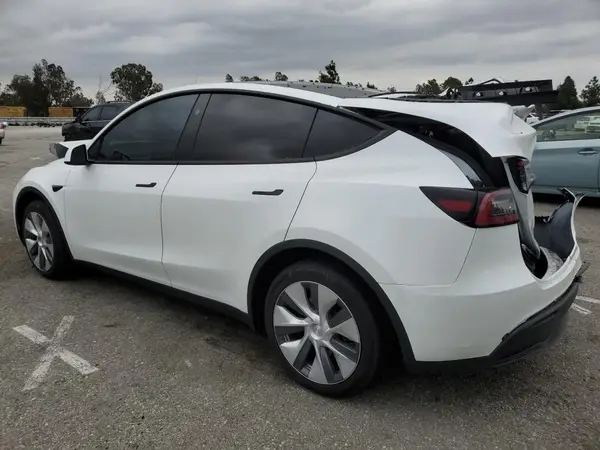 7SAYGDEE8RF088808 2024 TESLA MODEL Y - Image 2