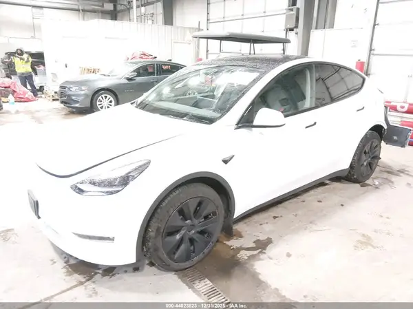 7SAYGDEE8RF150904 2024 TESLA MODEL Y - Image 2