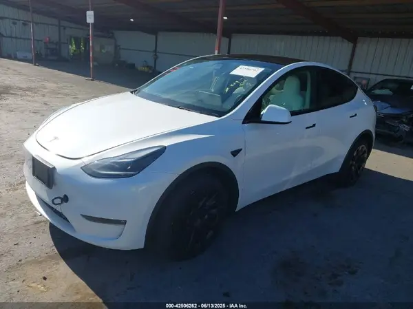 7SAYGDEE8RF983795 2024 TESLA MODEL Y - Image 2