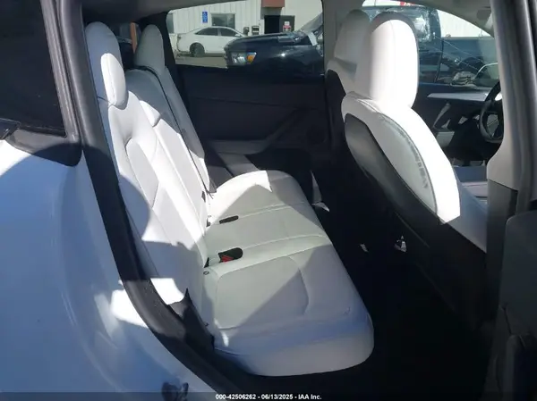 7SAYGDEE8RF983795 2024 TESLA MODEL Y - Image 8
