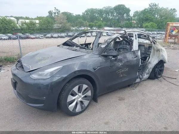 7SAYGDEE8RF991377 2024 TESLA MODEL Y - Image 2