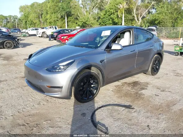 7SAYGDEE8SA351818 2025 TESLA MODEL Y - Image 2