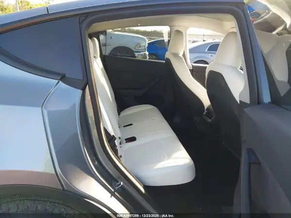 7SAYGDEE8SA351818 2025 TESLA MODEL Y - Image 8