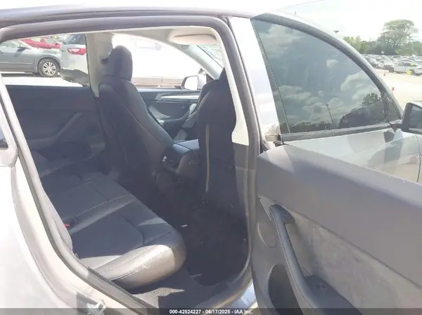 7SAYGDEE8SF224733 2025 TESLA MODEL Y - Image 8
