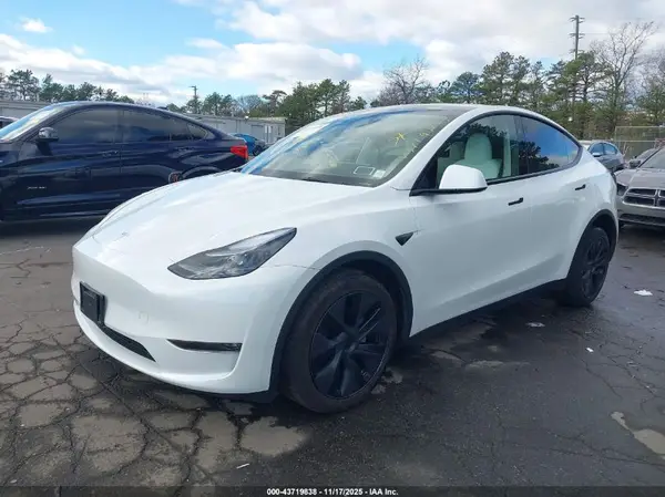 7SAYGDEE8SF301889 2025 TESLA MODEL Y - Image 2