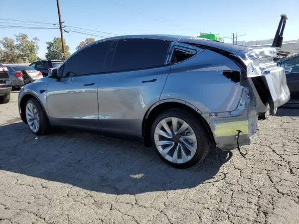7SAYGDEE8TF438929 2026 TESLA MODEL Y - Image 2