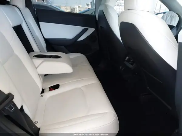 7SAYGDEE9NF328880 2022 TESLA MODEL Y - Image 8