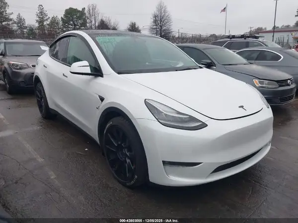 7SAYGDEE9NF374614 2022 TESLA MODEL Y - Image 1