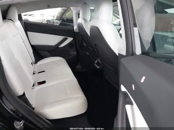7SAYGDEE9NF400886 2022 TESLA MODEL Y - Image 8