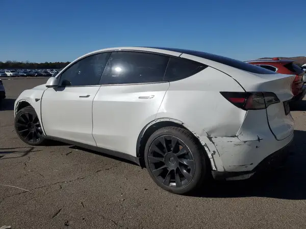 7SAYGDEE9NF425688 2022 TESLA MODEL Y - Image 2
