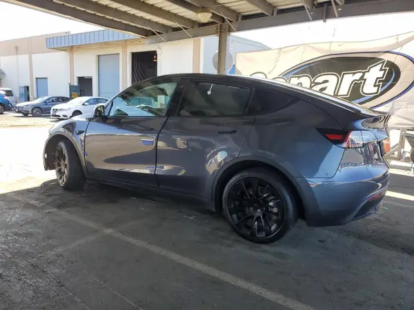 7SAYGDEE9NF438585 2022 TESLA MODEL Y - Image 2
