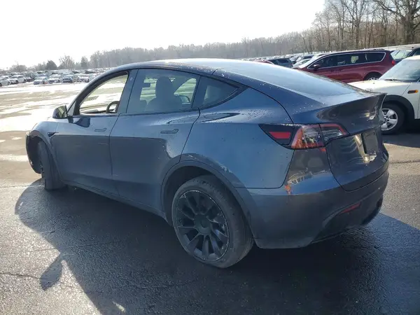 7SAYGDEE9NF438828 2022 TESLA MODEL Y - Image 2