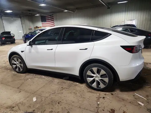 7SAYGDEE9NF450364 2022 TESLA MODEL Y - Image 2