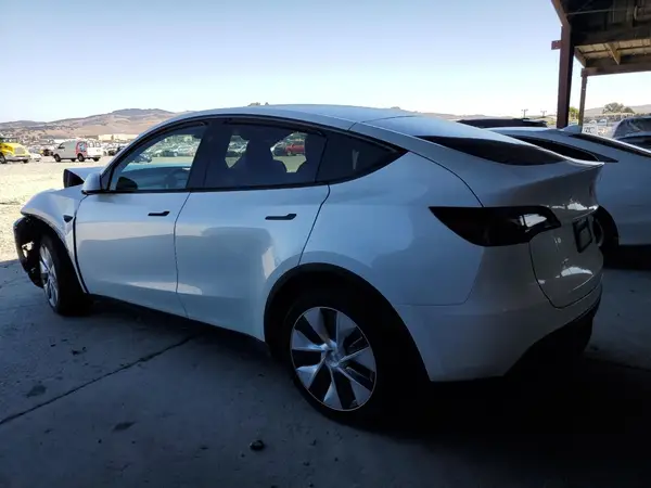 7SAYGDEE9PA138142 2023 TESLA MODEL Y - Image 2