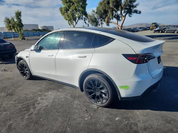 7SAYGDEE9PF585900 2023 TESLA MODEL Y - Image 2