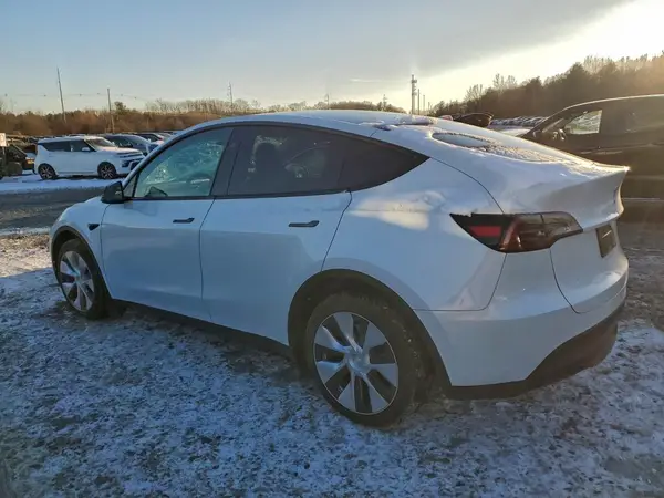 7SAYGDEE9PF802037 2023 TESLA MODEL Y - Image 2
