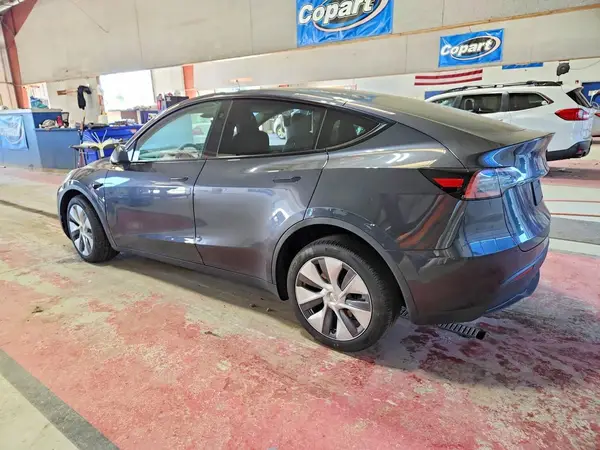 7SAYGDEE9RA238745 2024 TESLA MODEL Y - Image 2