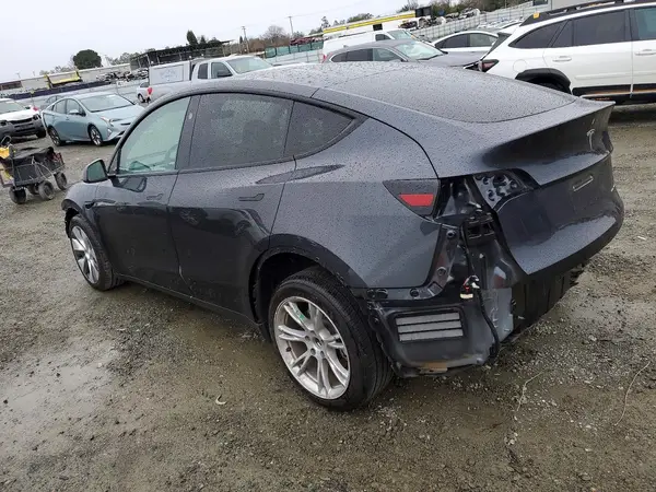 7SAYGDEE9RF010019 2024 TESLA MODEL Y - Image 2