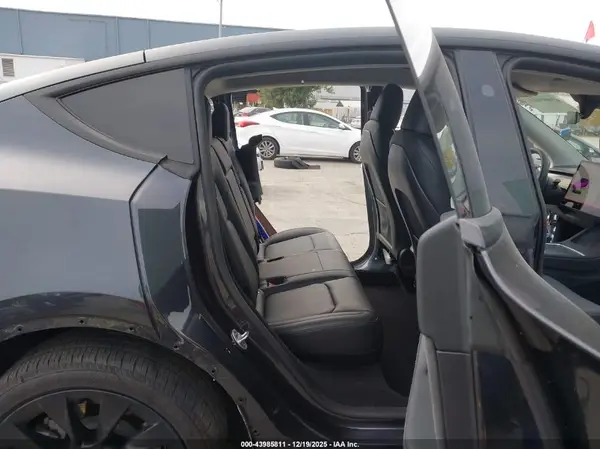 7SAYGDEE9RF071449 2024 TESLA MODEL Y - Image 8
