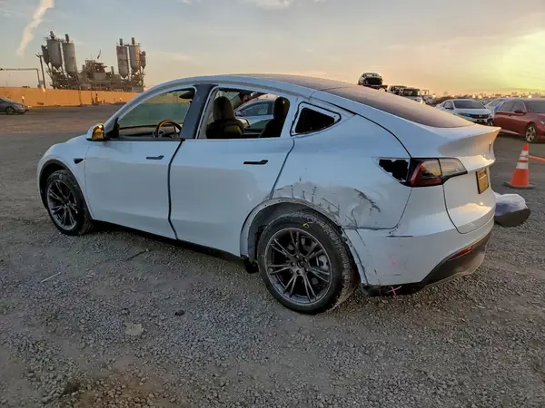 7SAYGDEE9RF106409 2024 TESLA MODEL Y - Image 2