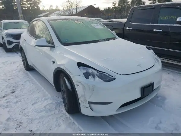 7SAYGDEE9RF152077 2024 TESLA MODEL Y - Image 1