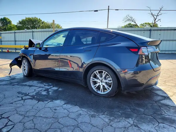 7SAYGDEE9RF994045 2024 TESLA MODEL Y - Image 2