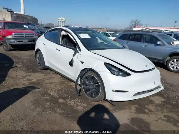 7SAYGDEE9SF248135 2025 TESLA MODEL Y - Image 1