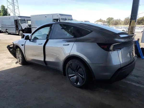 7SAYGDEE9TF330643 2026 TESLA MODEL Y - Image 2