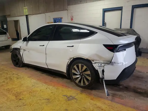 7SAYGDEE9TF421797 2026 TESLA MODEL Y - Image 2