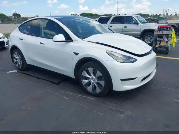 7SAYGDEEXNF357160 2022 TESLA MODEL Y - Image 1
