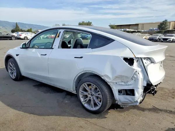 7SAYGDEEXNF561070 2022 TESLA MODEL Y - Image 2