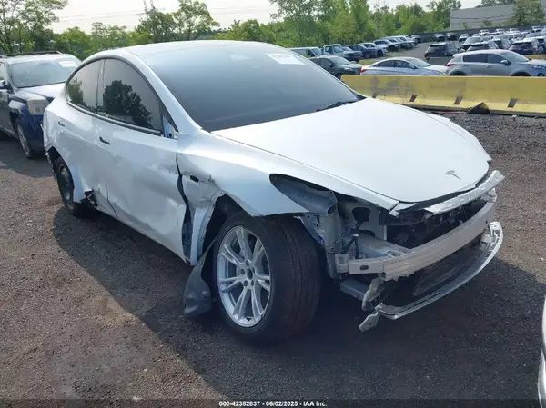 7SAYGDEEXPA060552 2023 TESLA MODEL Y - Image 1