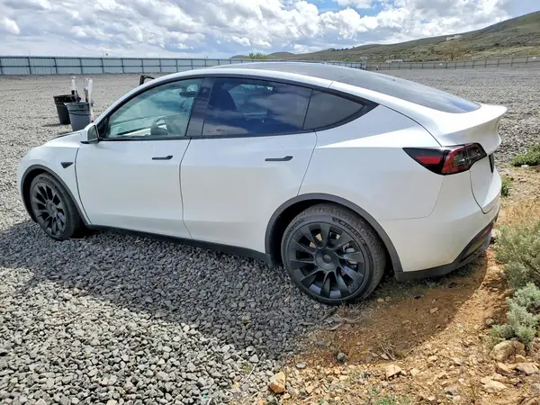7SAYGDEEXPA101472 2023 TESLA MODEL Y - Image 2
