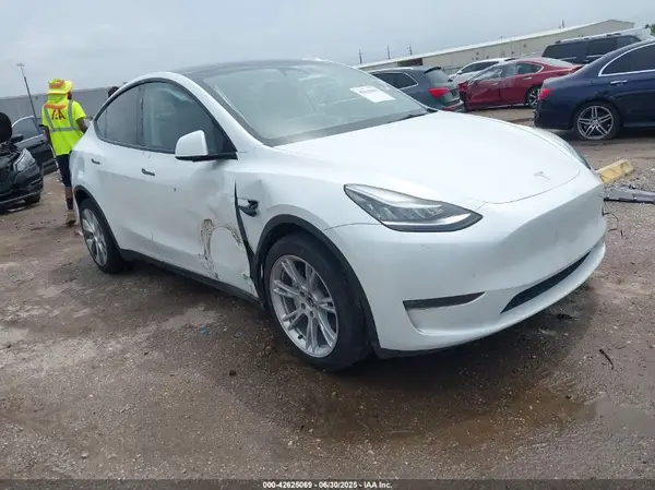 7SAYGDEEXPA137677 2023 TESLA MODEL Y - Image 1
