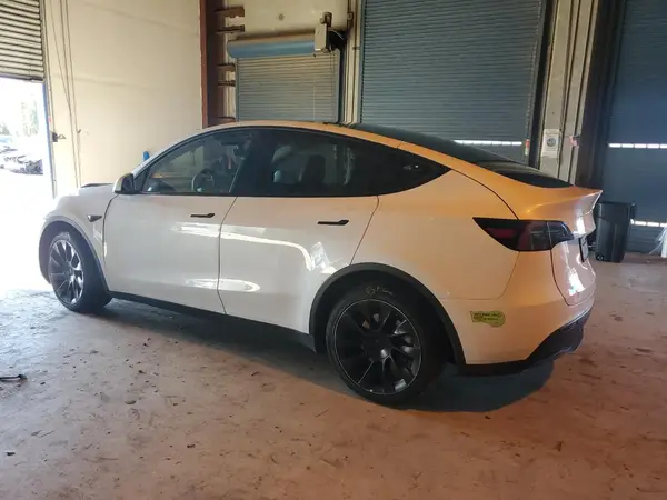 7SAYGDEEXPF637647 2023 TESLA MODEL Y - Image 2