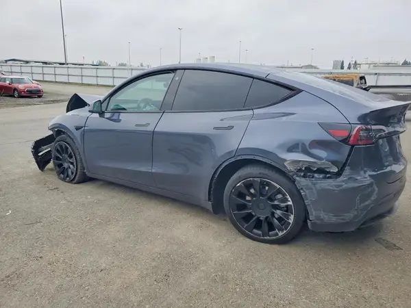 7SAYGDEEXPF644338 2023 TESLA MODEL Y - Image 2