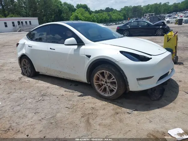 7SAYGDEEXPF662919 2023 TESLA MODEL Y - Image 1