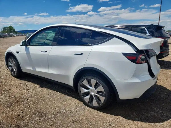 7SAYGDEEXPF671829 2023 TESLA MODEL Y - Image 2