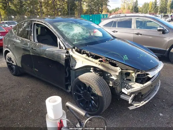 7SAYGDEEXPF689909 2023 TESLA MODEL Y - Image 1