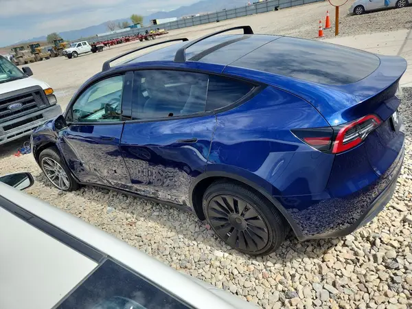 7SAYGDEEXPF714873 2023 TESLA MODEL Y - Image 2