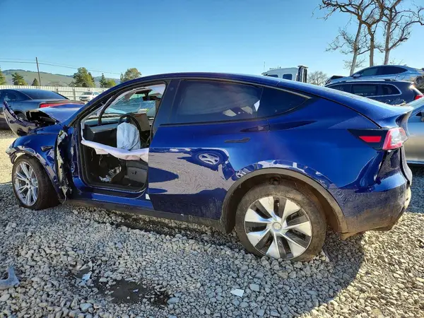 7SAYGDEEXPF742785 2023 TESLA MODEL Y - Image 2